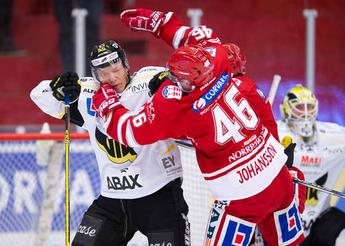Västerås Andreas Borgman i närkamp mot Timrås Oscar