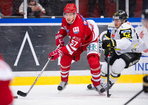 Timrås Anton Wedin med puck jagas utav Västerås Maksim