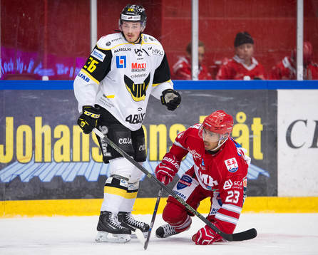 Västerås Hampus Larsson tacklar omkull Timrås Jeremy