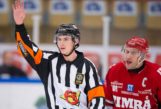 Domare Christoffer Holm dömer utvisning och Timrås Per