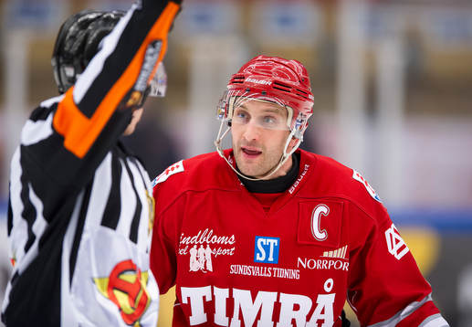Timrås Per Hallin diskuterar med domare Christoffer Holm