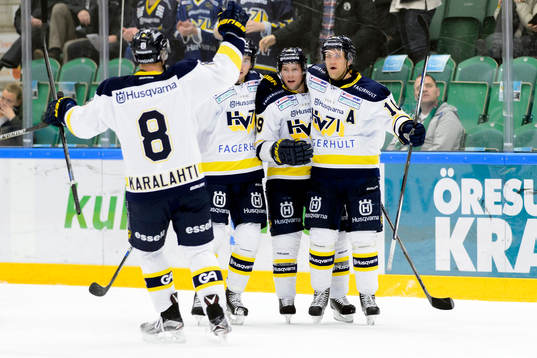 s Jere Karalahti, Chris Abbott jublar med Martin Thörnberg