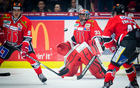 Örebros målvakt Julius Hudacek räddar ett skott