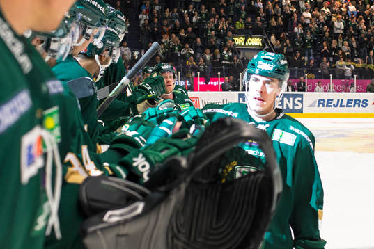 Färjestads Sebastian Erixon jublar med de andra spelarna
