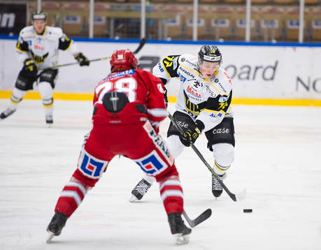 Västerås Linus Svedlund med puck