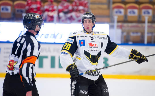 Västerås Johan Jonsson diskuterar med domaren