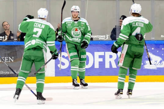 Rögles Partik Cehlin (v) jublar med Ludvig Claesson (h)