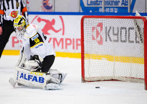 Västerås målvakt Marcus Dahlbom släpper in 2-1 målet