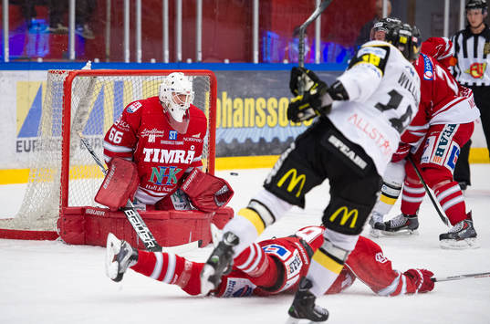 Västerås Jeremy Williams skjuter mot Timrås målvakt