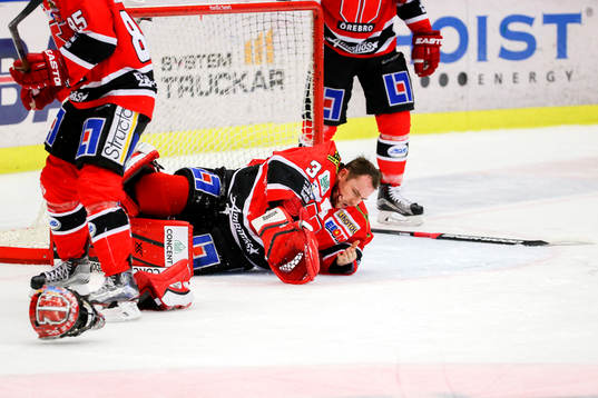 Örebros målvakt Julius Hudacek fick masken avslagen och