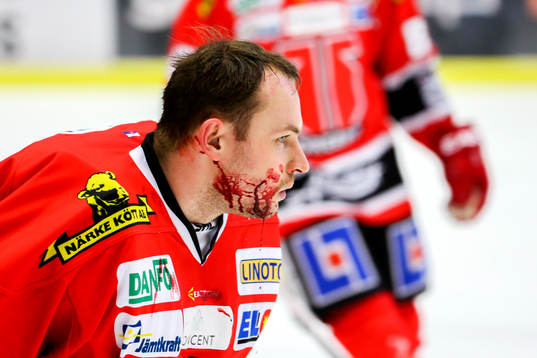 Örebros målvakt Julius Hudacek fick masken avslagen och