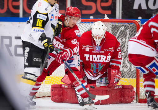 Timrås målvakt Johan Mattsson räddar skott
