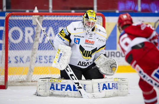 Västerås målvakt Marcus Dahlbom räddar skott från