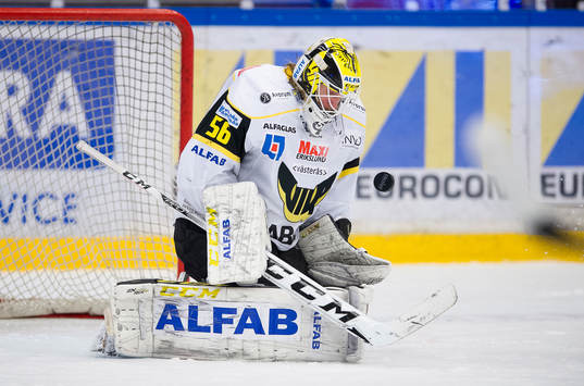 Västerås målvakt Marcus Dahlbom räddar skott