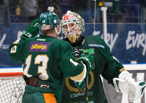 Färjestads målvakt Lars Haugen  och Linus Persson  kramar