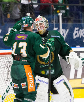 Färjestads målvakt Lars Haugen  och Linus Persson  kramar
