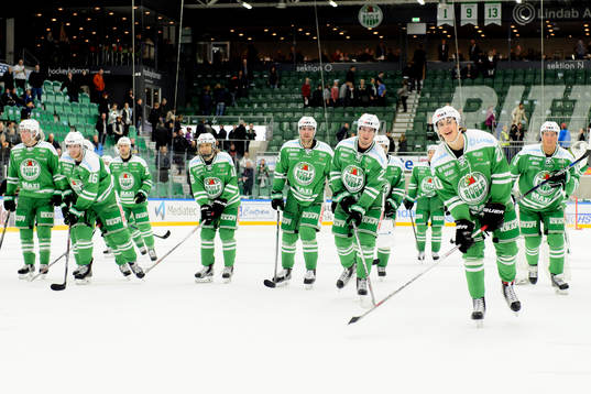 Rögles spelare jublar mot sina supporters