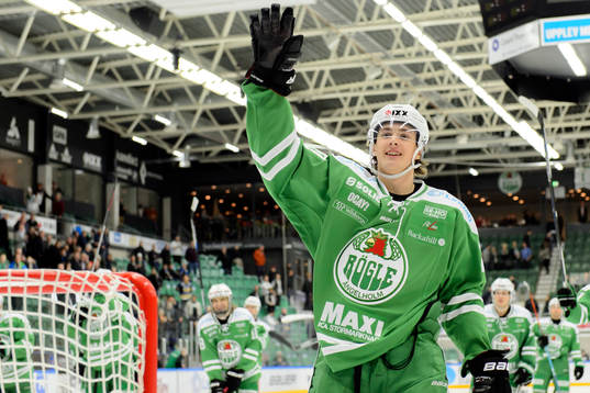 Rögles Mathias From jublar mot sina supporters