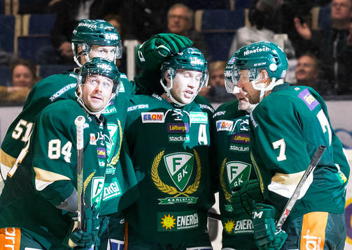 Färjestads Linus Persson  gör mål 4-2 i öppen målbur