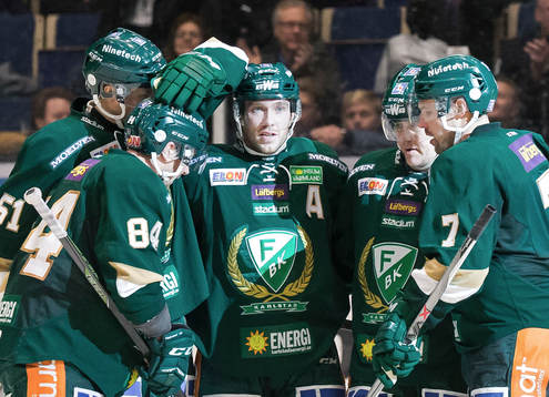 Färjestads Linus Persson  gör mål 4-2 i öppen målbur