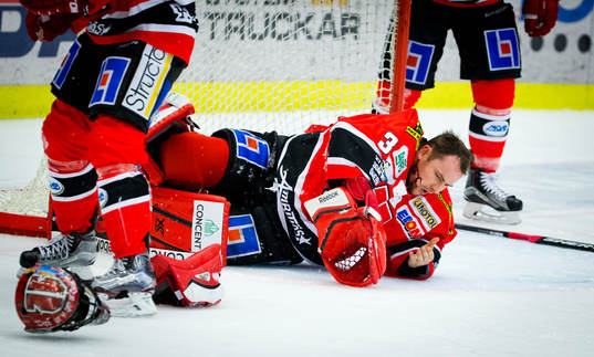 Örebros målvakt Julius Hudacek blöder