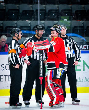 Örebros målvakt Julius Hudacek pratar med domarna Linus