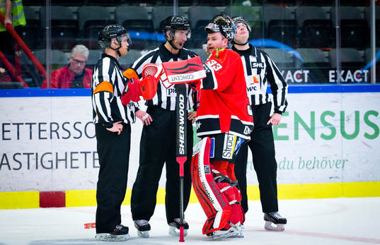 Örebros målvakt Julius Hudacek pratar med domarna Linus