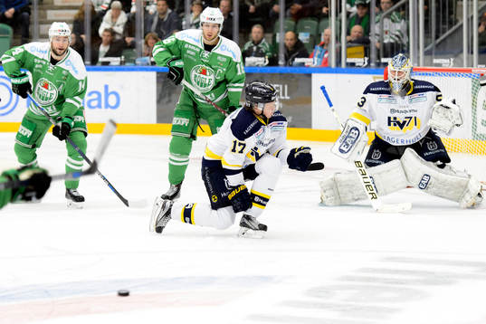 s Emil Johansson täcker ett skott