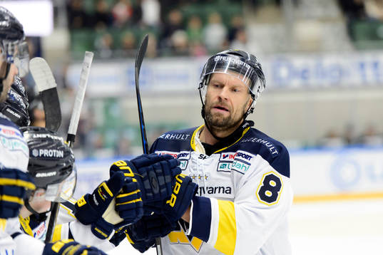 s Jere Karalahti jublar med båset