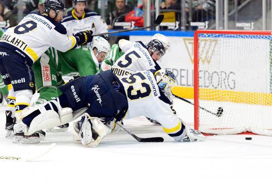 målvakt Fredrik Pettersson-Wentzel ser 2-1 pucken gå i