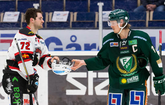 Färjestads Magnus Nygren ger hjälmen till Malmö Redhawks