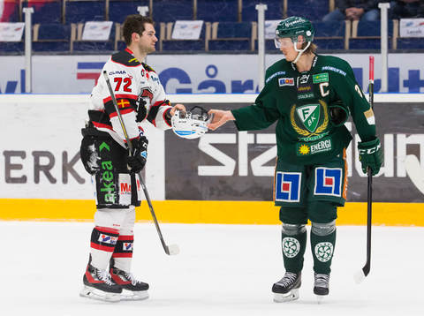 Färjestads Magnus Nygren ger hjälmen till Malmö Redhawks