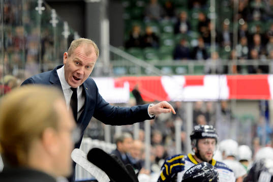 s tränare Johan Lindbom vid en timeout