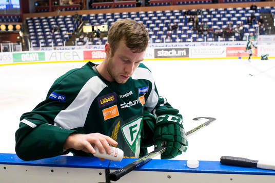 Färjestads Linus Persson pudrar klubbskaftet