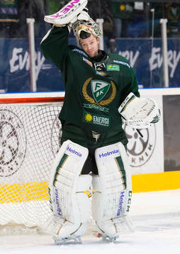 Färjestads målvakt Lars Haugen med mask i pannan