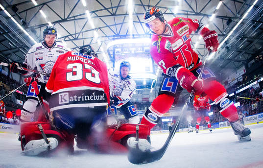 Örebros Johan Motin och målvakt Julius Hudacek blockerar