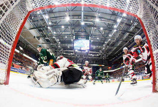Färjestads John Persson gör 1-1 bakom målvakt Jonas