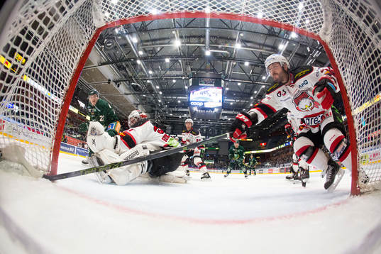 Färjestads John Persson gör 1-1 bakom målvakt Jonas