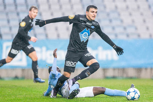 Malmös Enoch Kofi Adu och Moldes Mohamed Elyounoussi i