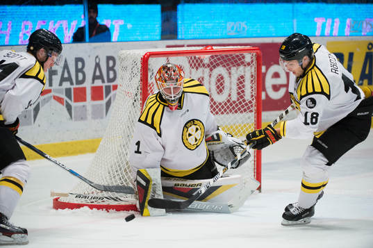 Brynäs Anton Rödin och Johan Alcén räddar pucken undan