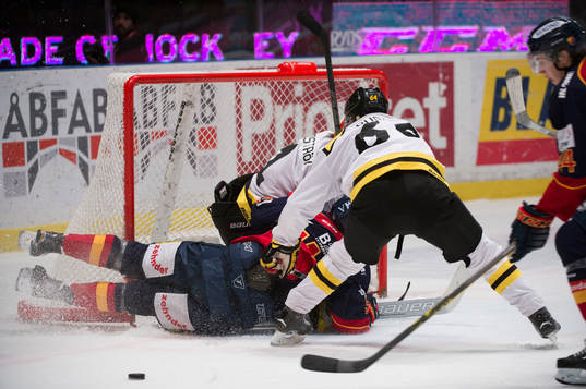 Djurgårdens Robin Alvarez hamnar i Brynäs mål