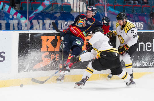 Djurgårdens Marcus Högström och Brynäs Greg Scott och