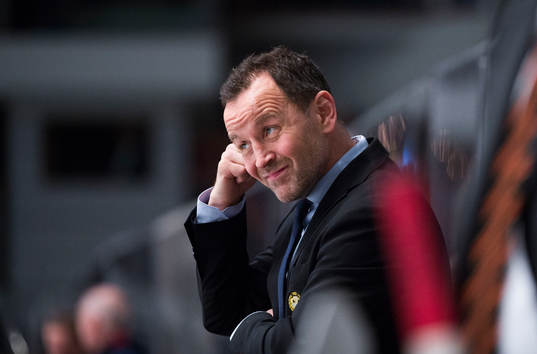 Brynäs tränare Thomas Berglund ser fundersam ut