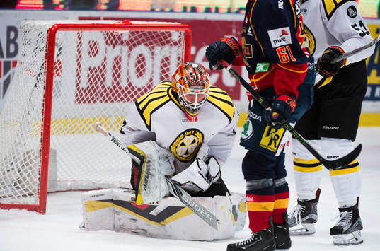 Brynäs målvakt Felix Sandström gör en räddning