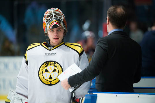 Brynäs målvakt Felix Sandström pratar med tränare