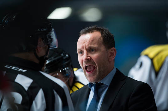 Brynäs tränare Thomas Berglund är arg på domaren