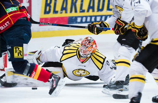 Brynäs målvakt Felix Sandström gör en räddning
