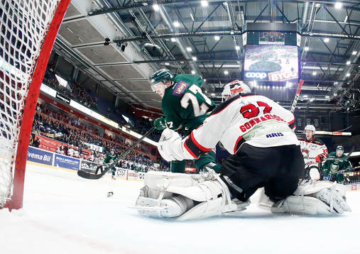 Färjestads John Persson gör 1-1 bakom målvakt Jonas