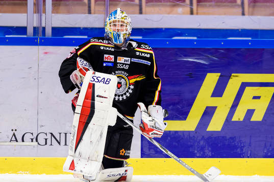 Luleås målvakt Filip Gustafsson på uppvärmningen
