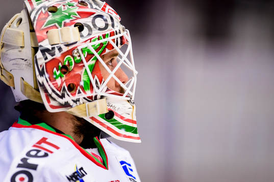 Modos målvakt Jonatan Bjurö på uppvärmningen